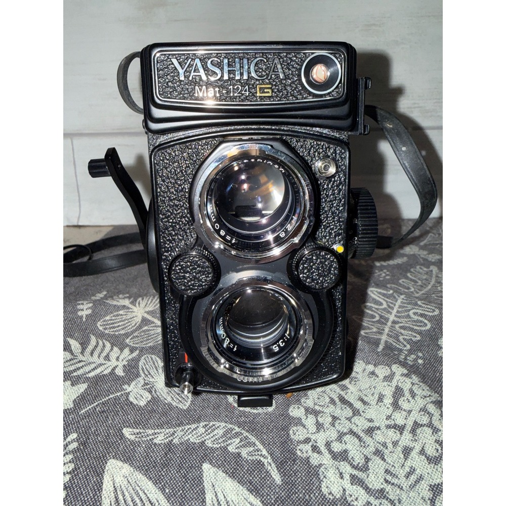 Yashica Mat-124 G TLR Medium Format Film Camera Yashinon 80mm f3.5 Lens Japan